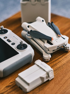 Drone DJI <span class=keywords><strong>Mini</strong></span> <span class=keywords><strong>3</strong></span> <span class=keywords><strong>Pro</strong></span> flambant neuf, <span class=keywords><strong>combo</strong></span> Fly More avec télécommande RC, 4K HDR, NEUF en STOCK à VENDRE / Livraison rapide - Product Image 2
