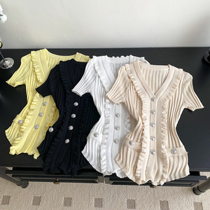 เสื้อสเวตเตอร์ถักแขนสั้นผู้หญิง คอวีแต่งขอบไม้ ดีไซน์หรูหรา ให้ความรู้สึกพรีเมียม แฟชั่นทันสมัย - Product Image 4