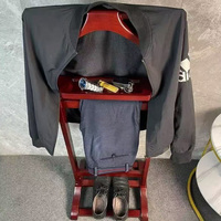 Porte-manteau et porte-chapeaux sur pied moderne et écologique avec cintres en bois laqué pour armoire et cuisine