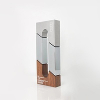 Trophée personnalisé en bois massif avec accents métalliques, résistant aux UV, pour récompenser les employés exceptionnels annuellement