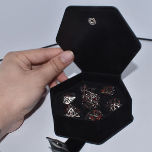 Boîte à dés hexagonale en cuir PU personnalisable pour l'emballage des dés - Product Image 5