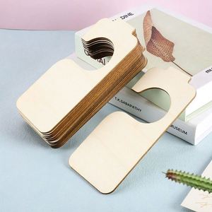 Porte-clés personnalisable en bois à suspendre pour bébé, en tilleul et pin écologiques, pour décoration de chambre d'enfant style bohème - Product Image 1