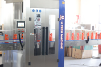 Machine d'alimentation et de désordonnancement de bouteilles en plastique vides avec dispositif de changement de direction des bouteilles entièrement automatique