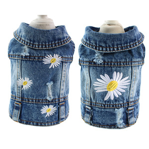 ملابس جديدة للحيوانات الأليفة بتصميم أوروبي-أمريكي لفصلي الربيع والصيف، سترة جينز ممزقة مطرزة بالزهور للبيشون والتيدي والبولدوج الفرنسي - Product Image 1