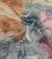 Tissu en dentelle à paillettes ombrées lourdes avec franges florales stéréo et plumes mélangées pour robe de gala de luxe