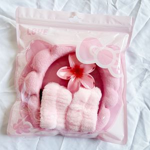 Set de cuatro piezas de diadema de nube dulce hecha a mano estilo coreano, pinza para el pelo para lavarse la cara, banda para la muñeca y flores, en bolsa autosellable - Product Image 5