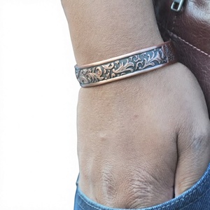 สร้อยข้อมือทองแดงลายดอกไม้ลายนูนหรูหรา เครื่องประดับโลหะทันสมัย ดีไซน์ประณีต - Product Image 1