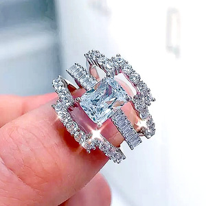 Elegante anello in stile ufficio per donna, design scintillante con intarsi, gioielli alla moda per tutti i giorni - Product Image 1