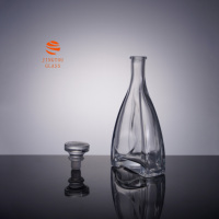 Bouteille à spiritueux en verre transparent de 500 ml, forme triangulaire unique, base lourde, vide, pour brandy, whisky, logo personnalisé