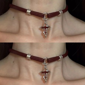 Collier ras du cou en forme de croix, collier ras du cou superposé en cuir de style européen et américain unique, collier ras du cou avec boucle en métal punk brun rougeâtre, style preppy - Product Image 2