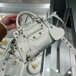 Nuova <span class=keywords><strong>Borsa</strong></span> da Moto Neo Tre-in-Uno, <span class=keywords><strong>Borsa</strong></span> a <span class=keywords><strong>Tracolla</strong></span> Retrò Sexy da <span class=keywords><strong>Donna</strong></span> in Pelle di Vacchetta con Rivetti e Finitura Oleata - Product Image 6