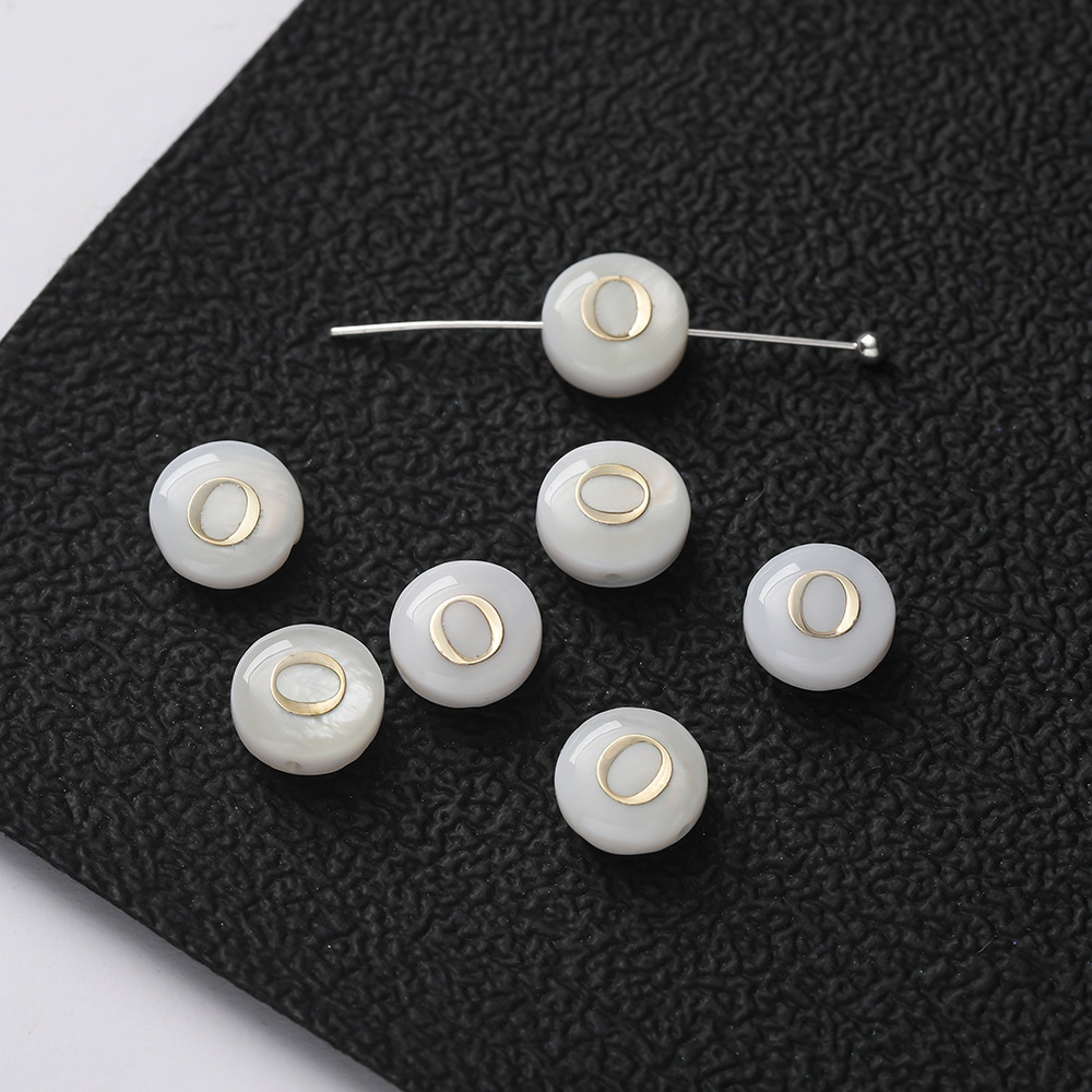Perles de lettres en coquillage -- O