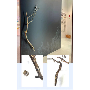 Poignée de porte sculpturale en bronze en forme de branche d'arbre, rustique et asymétrique, quincaillerie architecturale pour hôtel de charme et entrée en bois massif - Product Image 3