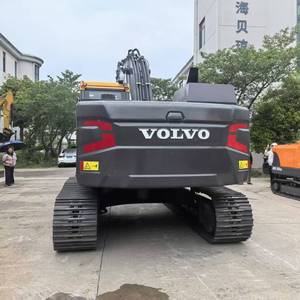 Godet de terrassement pour excavatrice Volvo EC220, construction robuste en métal noir - Product Image 6