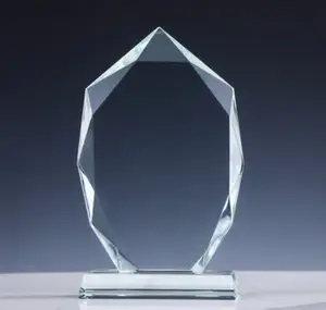 Piala penghargaan kristal berukir logo kustom dengan dasar kayu