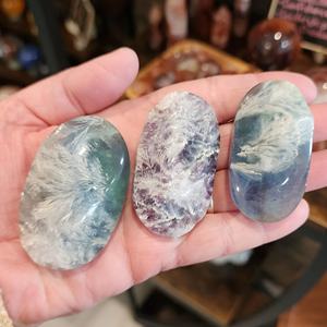 Cristal de fluorite en forme de paume, pierre de guérison naturelle polie, forme ovale, pierre de poche pour décoration d'intérieur unique et cadeaux de vacances, vente en gros - Product Image 2