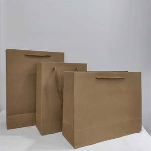 Sac cadeau en papier kraft noir, blanc et marron de luxe personnalisé KM, motif de mon logo avec poignée en ruban - Product Image 1