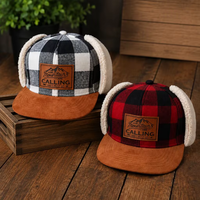 Casquette de baseball personnalisée à rabats d'oreilles à carreaux, visière en faux daim, doublure en sherpa, chapeau d'hiver style trapper avec patch en cuir