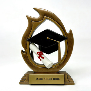 Trophée en résine personnalisé, moderne et durable, pour concours scolaires, avec gravure sculptée à la main - Product Image 2