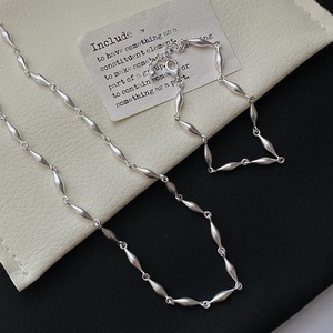 สร้อยคอลูกปัดสีเงินสเตอร์ลิงสไตล์เกาหลีดีไซน์เฉพาะกลุ่มย้อนยุคพร้อมสร้อยกระดูกไหปลาร้าหยกแบบเรียบง่ายและวัสดุสีทอง - Product Image 4