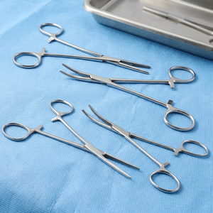 Pinza quirúrgica Allis de acero dentada con mango de anillo para desbridamiento y recuperación de muestras, fabricada por ZUOL. - Product Image 3