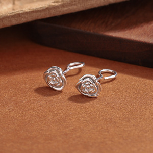 Orecchini a forma di rosa in argento puro S999 per <span class=keywords><strong>donna</strong></span>, dal tocco di lusso leggero e di alta gamma, freschi, semplici e versatili. - Product Image 3
