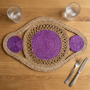 Mantel Individual Bohemio Hecho a Mano de Bambú Tejido con Centro Morado, Forma Irregular, 450 mm de Diámetro, Colección 2026 - Product Image 1