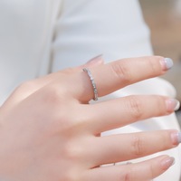 Bague d'éternité empilable géométrique vintage en argent sterling S925 avec pavé de diamants de laboratoire alternés pour femme