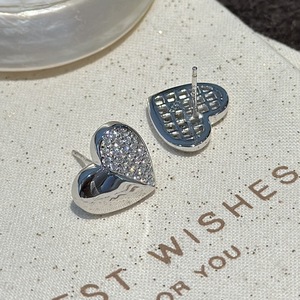 ต่างหูรูปหัวใจเงินแท้ S925 พร้อมลวดลายระฆังสไตล์วินเทจและฝังเพทาย ดีไซน์เรียบง่ายทันสมัย - Product Image 1