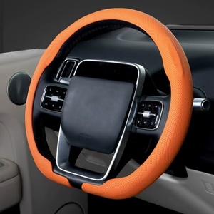 Coprivolante per Auto in Pelle Nappa Microfibra di Lusso a Forma di D, Universale 15 Pollici, Protezione Antiscivolo per Tutte le Stagioni - Product Image 1