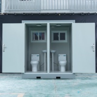 Cabine de toilette double moderne en panneaux sandwich écologiques, étanche et portable, pour usage en salle de bain