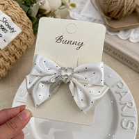 Barrette à cheveux en ruban de satin blanc à pois, nœud papillon, barrette à cheveux pour enfant, barrette à cheveux princesse, barrette à cheveux en perles françaises
