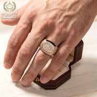 Personalisierter Initialen-Ring mit Rosé-Pavé-Moissanit für Herren, Statement-Schmuck im Großhandel