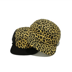 Gorras de Leopardo Personalizadas al por Mayor para Jóvenes y Hombres, Gorras Planas con Estampado de Leopardo, Gorras de Campamento sin Estructura con Correa Ajustable - Product Image 5