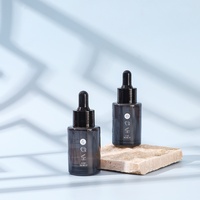 Lüks 30ml 50ml 100ml cam uçucu yağ parfüm Serum şişeleri sıcak damgalama özelleştirilebilir renkler silindir şekli damlalık fabrika