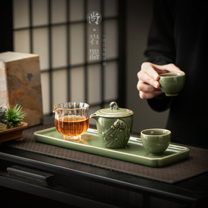 Service à thé Kung Fu en céramique avec théière, deux tasses et tasse de partage, glaçure verte, nouveau style chinois, pour la maison, le bureau ou les maisons d'hôtes. - Product Image 1