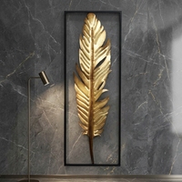 Art mural en métal doré à plumes, style moderne et luxueux - Sculpture murale métallique 3D peinte à la main pour la décoration du salon et du hall d'hôtel