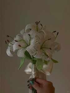 LUYI-Fatto a mano, Unico. Bouquet di fiori di giglio, bouquet da sposa, fiori con perline, bouquet personalizzato. <span class=keywords><strong>La</strong></span> sposa tiene un mazzo di gigli. - Product Image 2