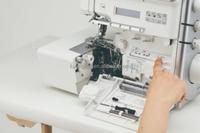 Surjeteuse Juki MO-3000QVP Akane à 2 aiguilles, 2/3/4 fils, entraînement différentiel, avec alimentation automatique en fil et enfile-aiguille facile