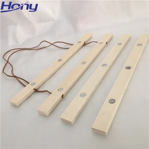 กรอบไม้แขวนผนังแบบกำหนดเองสำหรับงานศิลปะ พร้อมเชือกหนังและแม่เหล็ก - Product Image 4