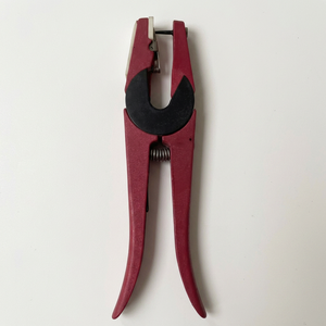 Nouvel arrivage : Applicateur d'étiquettes auriculaires universel en acier inoxydable et plastique pour usage vétérinaire, robuste, manuel, pour moutons et bovins, avec désinfection. - Product Image 1