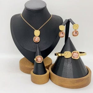 Ensemble de bijoux collier en acier inoxydable 316L plaqué or 18 carats de qualité supérieure, design tendance, style européen et américain, pour femmes, idéal pour le bureau ou la carrière. - Product Image 3