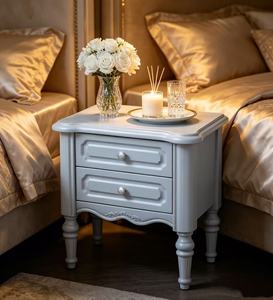 Elegante Mesita de Noche de Madera Maciza Gris Envejecida, con 2 Cajones Empotrados y Patas Redondas con Perillas, para Dormitorio - Product Image 5