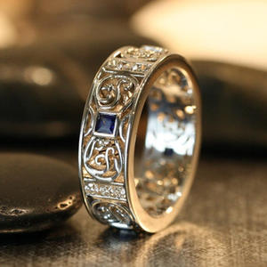 Anello F878 con Diamanti in Oro Massiccio 18K, Zaffiro Laterale e Diamanti Naturali Taglio Brillante Rotondo, Fede Nuziale Unisex - Product Image 1