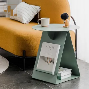 Table d'appoint simple et moderne pour chambre à coucher et salon d'hôtel avec rangement pour magazines Meubles de table d'angle en métal au design distinctif
