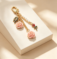 Porte-clés Cadeau Direct Usine Tendance Fleur Rose 3D avec Pompon Perle, Pendentif Rose Émaillé et Breloque Feuille d'Or