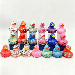 Jouet de bain personnalisé en PVC imprimé en masse, canard en caoutchouc de 9 cm de grande taille avec motif intégré - Product Image 1