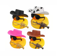 Vente en gros Canard cowboy en caoutchouc de 2 pouces avec lunettes de soleil Jouet drôle de petit canard en caoutchouc pour la décoration de la maison de jeu du tableau de bord de la voiture