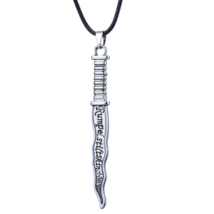 Collier de mode Blanche-Neige, pendentif vintage en forme de poignard du Nain Rumpelstiltskin, en alliage de zinc plaqué argent antique, avec chaîne en corde - Product Image 1