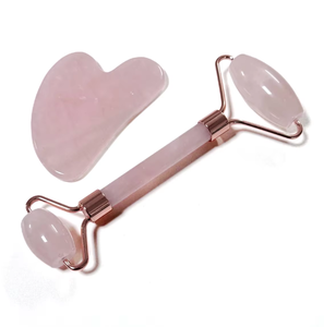Rouleau de quartz rose et outil gua sha pour le soin de la peau - Product Image 1